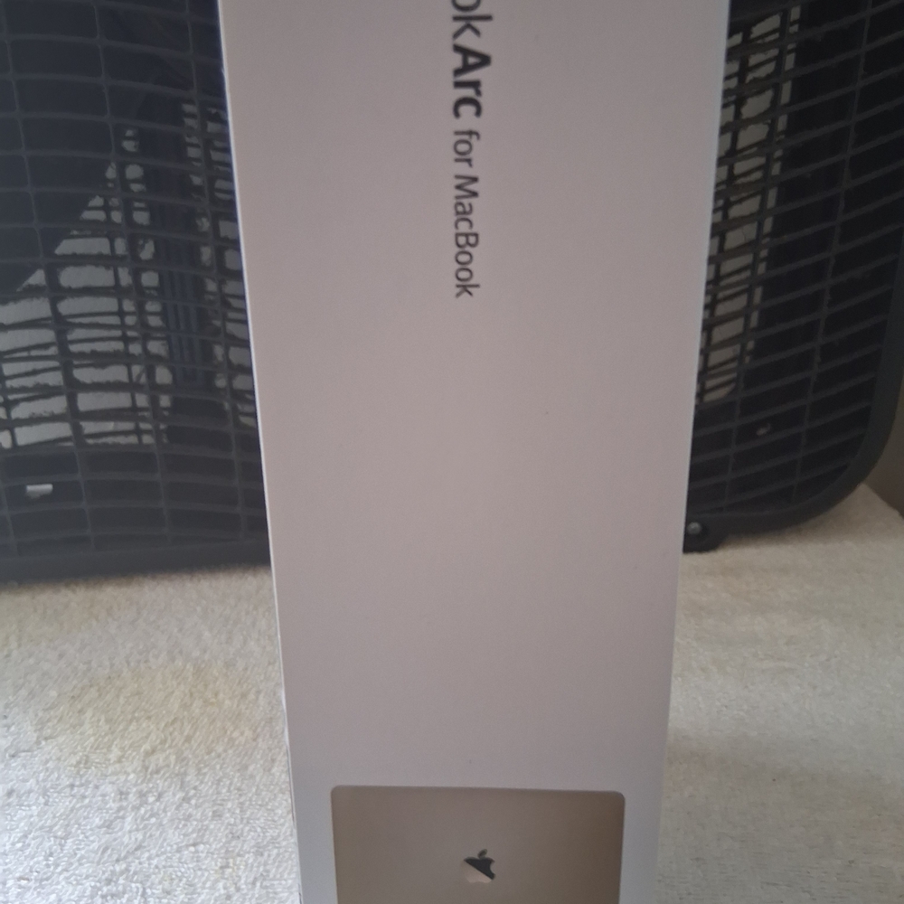❄️❄️$25. Apple MacBook in Silver Stand - Picture 4 of 5